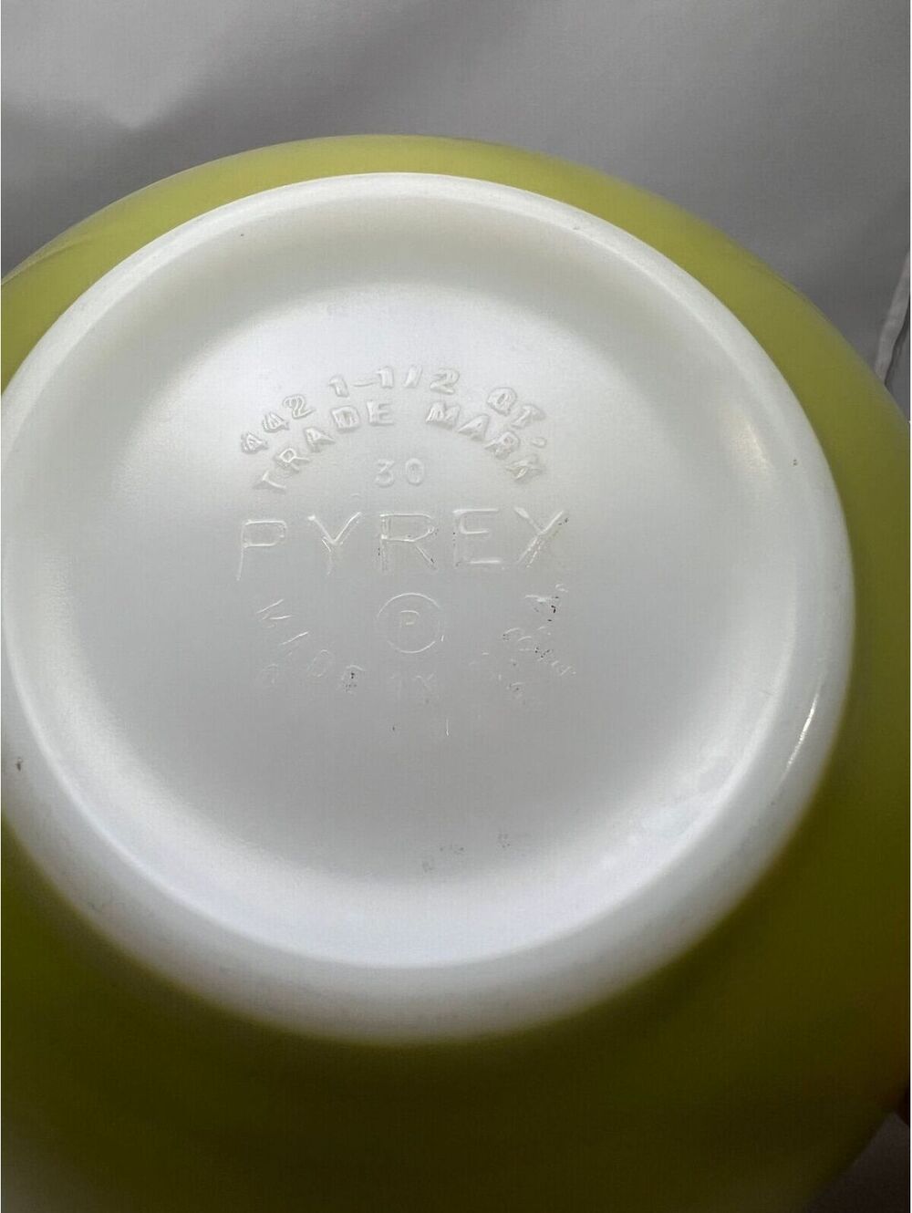 #442, 1.5 Qt. Pyrex Cinderella Mixing Bowl, Chartreuse/Lime Green/Verde Color - Picture 4 of 4